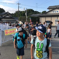 IMG 4645  7月31日朝8時30分　篠塚駅に小学生16名が元気に集合しました。