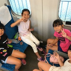 IMG 4649  新幹線の中では賑やかにぎやか。女子は4名の参加です。