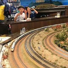IMG 4656  前泊の宿は、祇園にある「ぎをん新門荘」 3年生二人を連れて、近くにある「デゴイチ」で鉄道模型を運転体験